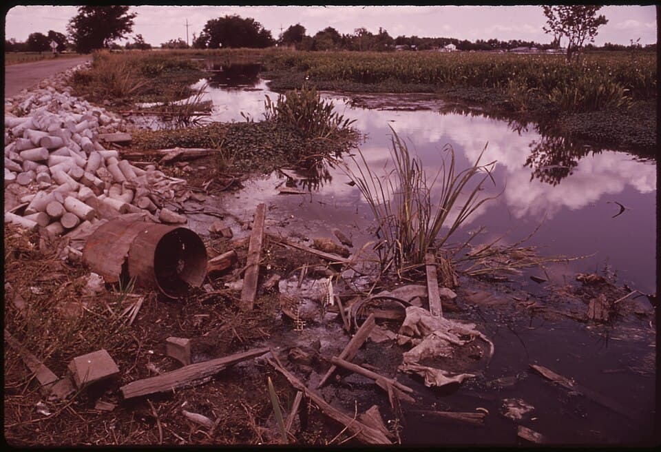 Sandbags and floodwater near Bayou Gauche, Louisiana, after the 1973 Mississippi River flood. Image: U.S. Environmental Protection Agency / National Archives, public domain via Wikimedia Commons.