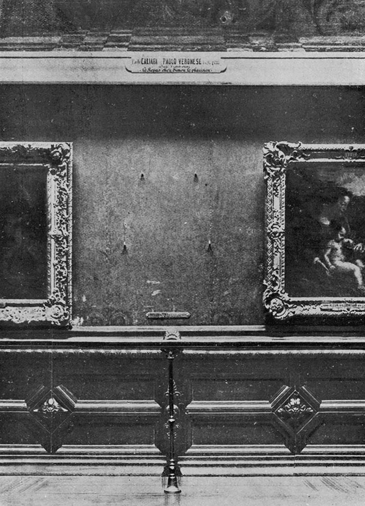 The empty wall in the Salon Carré where the Mona Lisa had hung. The four nails became a tourist attraction during the two years the painting was missing.